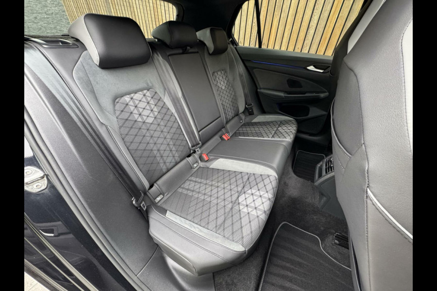 Volkswagen Golf 1.5 eTSI R-Line Automaat | Panoramadak | LED | Black Style | Harman/Kardon HiFi | Achteruitrijcamera | Sfeerverlichting | Trekha