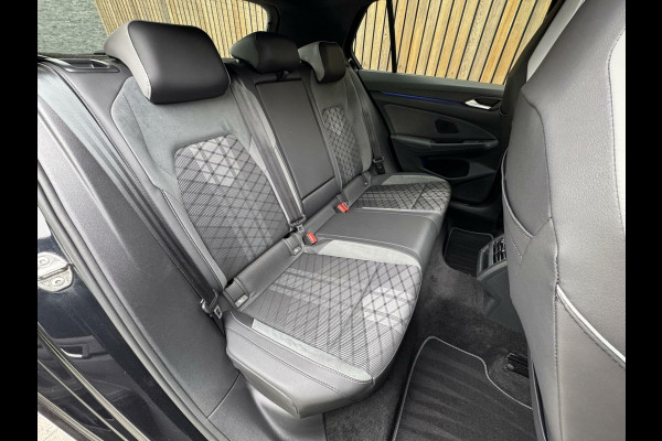 Volkswagen Golf 1.5 eTSI R-Line Automaat | Panoramadak | LED | Black Style | Harman/Kardon HiFi | Achteruitrijcamera | Sfeerverlichting | Trekha
