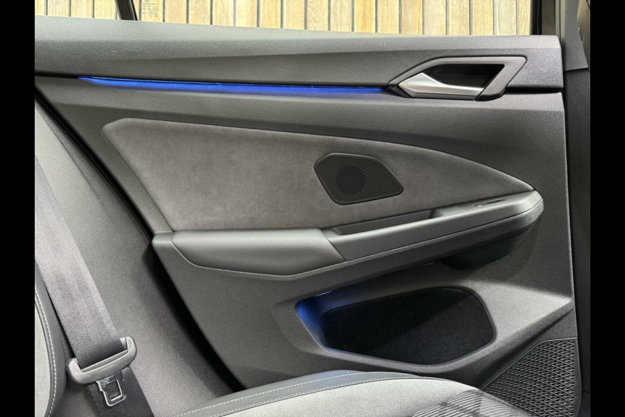 Volkswagen Golf 1.5 eTSI R-Line Automaat | Panoramadak | LED | Black Style | Harman/Kardon HiFi | Achteruitrijcamera | Sfeerverlichting | Trekha