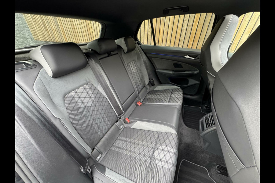 Volkswagen Golf 1.5 eTSI R-Line Automaat | Panoramadak | LED | Black Style | Harman/Kardon HiFi | Achteruitrijcamera | Sfeerverlichting | Trekha