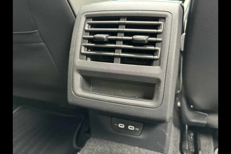 Volkswagen Golf 1.5 eTSI R-Line Automaat | Panoramadak | LED | Black Style | Harman/Kardon HiFi | Achteruitrijcamera | Sfeerverlichting | Trekha