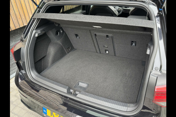 Volkswagen Golf 1.5 eTSI R-Line Automaat | Panoramadak | LED | Black Style | Harman/Kardon HiFi | Achteruitrijcamera | Sfeerverlichting | Trekha