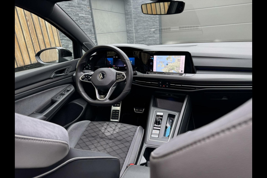 Volkswagen Golf 1.5 eTSI R-Line Automaat | Panoramadak | LED | Black Style | Harman/Kardon HiFi | Achteruitrijcamera | Sfeerverlichting | Trekha