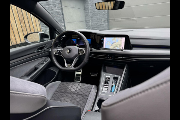 Volkswagen Golf 1.5 eTSI R-Line Automaat | Panoramadak | LED | Black Style | Harman/Kardon HiFi | Achteruitrijcamera | Sfeerverlichting | Trekha