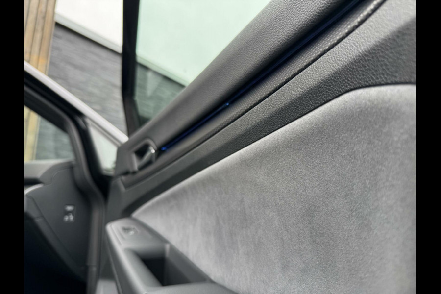 Volkswagen Golf 1.5 eTSI R-Line Automaat | Panoramadak | LED | Black Style | Harman/Kardon HiFi | Achteruitrijcamera | Sfeerverlichting | Trekha