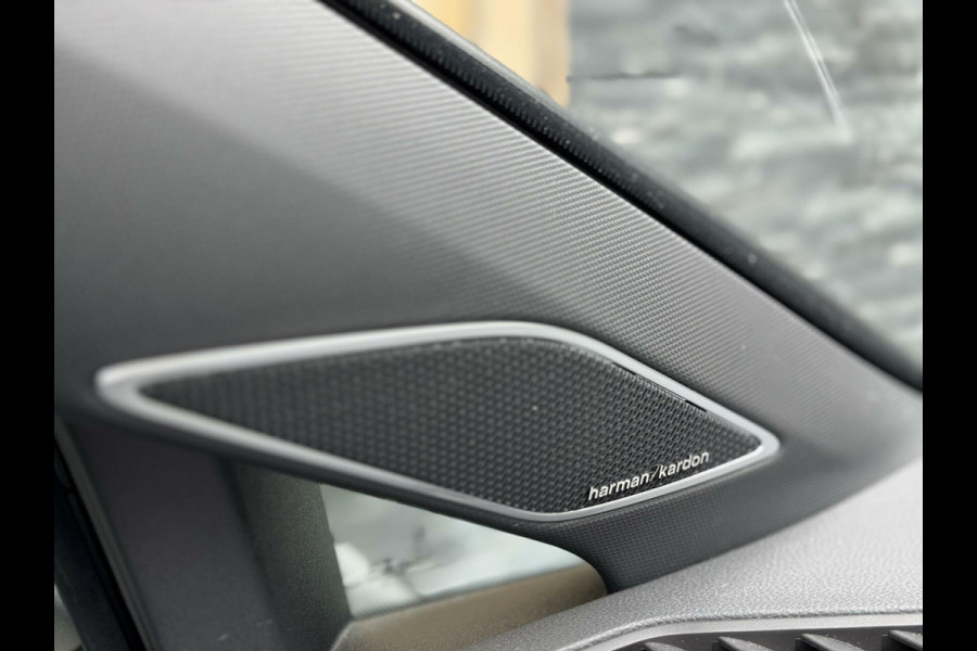 Volkswagen Golf 1.5 eTSI R-Line Automaat | Panoramadak | LED | Black Style | Harman/Kardon HiFi | Achteruitrijcamera | Sfeerverlichting | Trekha