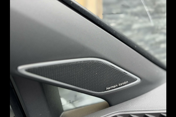 Volkswagen Golf 1.5 eTSI R-Line Automaat | Panoramadak | LED | Black Style | Harman/Kardon HiFi | Achteruitrijcamera | Sfeerverlichting | Trekha