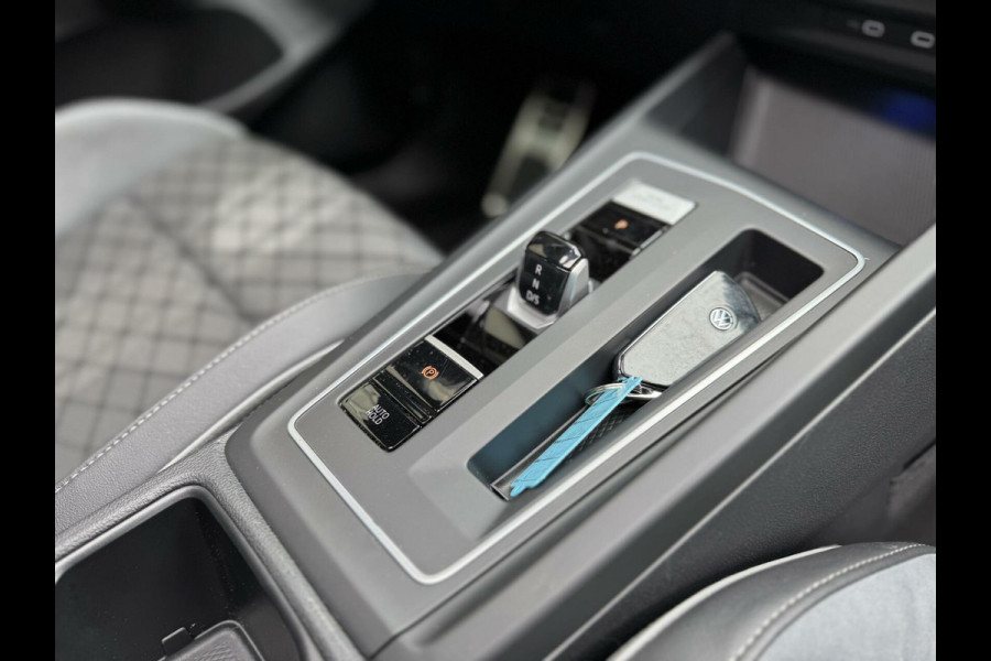 Volkswagen Golf 1.5 eTSI R-Line Automaat | Panoramadak | LED | Black Style | Harman/Kardon HiFi | Achteruitrijcamera | Sfeerverlichting | Trekha