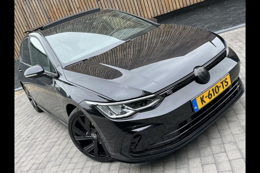 Volkswagen Golf 1.5 eTSI R-Line Automaat | Panoramadak | LED | Black Style | Harman/Kardon HiFi | Achteruitrijcamera | Sfeerverlichting | Trekha