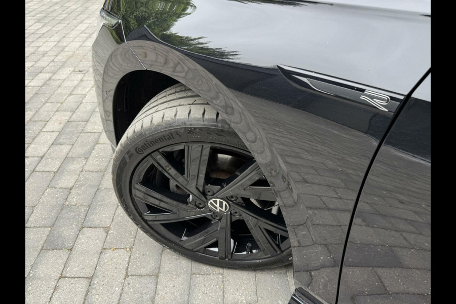 Volkswagen Golf 1.5 eTSI R-Line Automaat | Panoramadak | LED | Black Style | Harman/Kardon HiFi | Achteruitrijcamera | Sfeerverlichting | Trekha