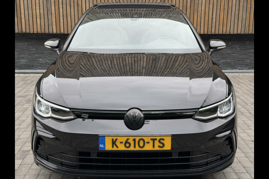 Volkswagen Golf 1.5 eTSI R-Line Automaat | Panoramadak | LED | Black Style | Harman/Kardon HiFi | Achteruitrijcamera | Sfeerverlichting | Trekha