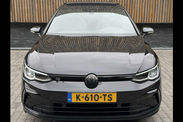 Volkswagen Golf 1.5 eTSI R-Line Automaat | Panoramadak | LED | Black Style | Harman/Kardon HiFi | Achteruitrijcamera | Sfeerverlichting | Trekha