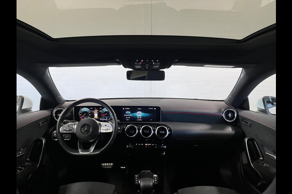 Mercedes-Benz CLA-Klasse Shooting Brake 180 AMG Open dak | Leder/Alcantara | Trekhaak | Stoelverwarming | Cruise & Climate c.