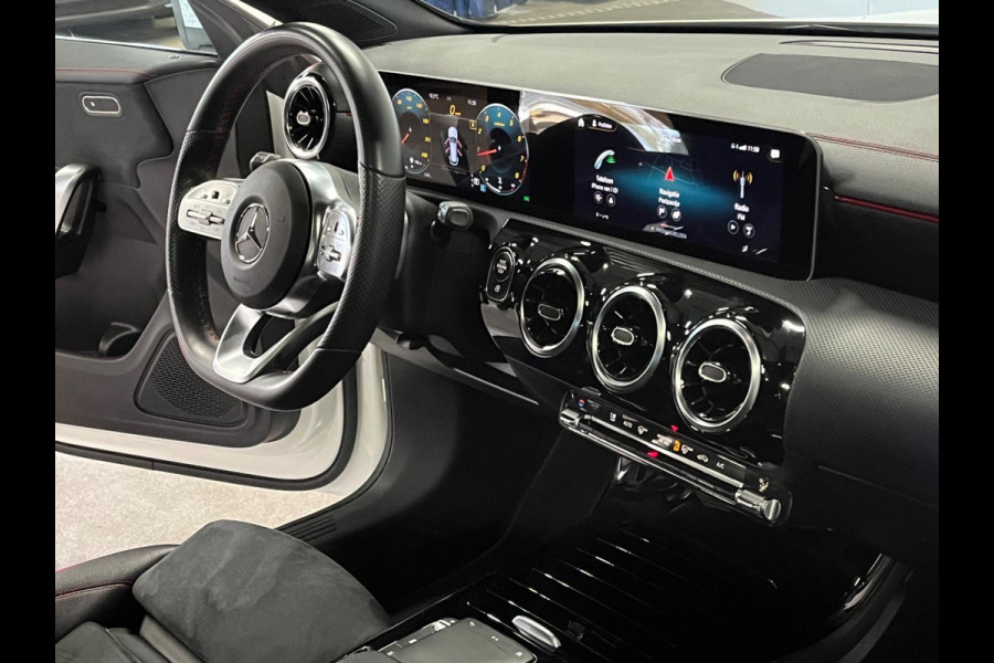 Mercedes-Benz CLA-Klasse Shooting Brake 180 AMG Open dak | Leder/Alcantara | Trekhaak | Stoelverwarming | Cruise & Climate c.