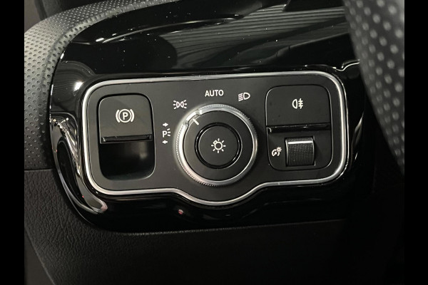 Mercedes-Benz CLA-Klasse Shooting Brake 180 AMG Open dak | Leder/Alcantara | Trekhaak | Stoelverwarming | Cruise & Climate c.