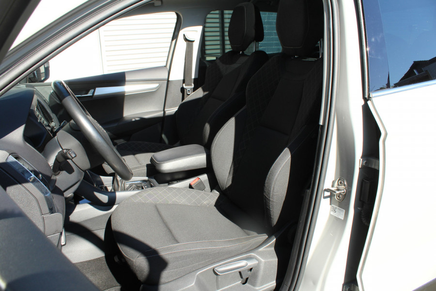Škoda Karoq 1.0 TSI 116pk Ambition Business Panoramadak NL-Auto NAP Clima Cruise Navi 17"LMV Trekhaak 1200kg
