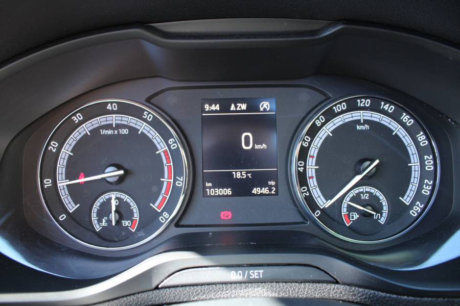 Škoda Karoq 1.0 TSI 116pk Ambition Business Panoramadak NL-Auto NAP Clima Cruise Navi 17"LMV Trekhaak 1200kg