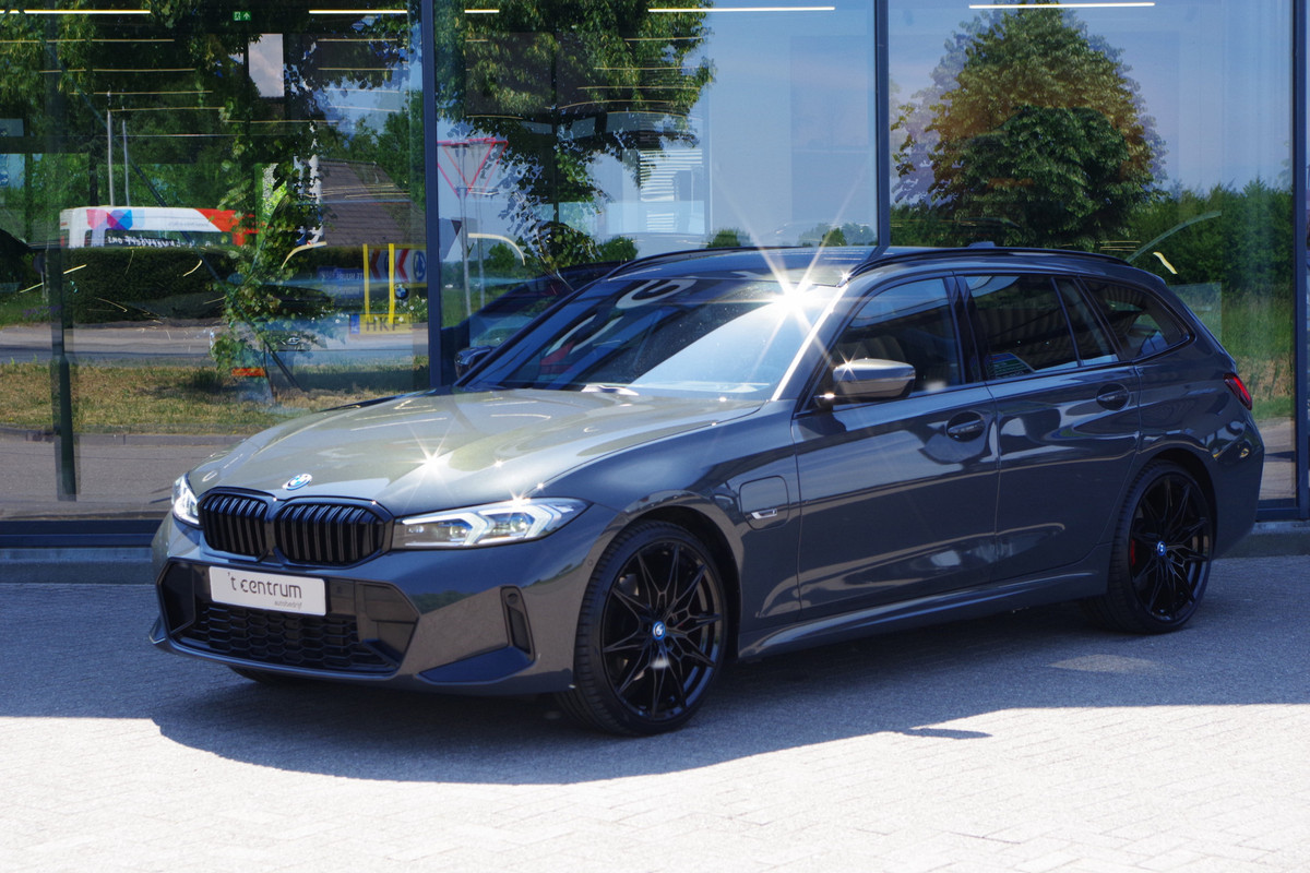 BMW 3 Serie Touring 330e xDrive 293 PK M-Sport PHEV, Dravit Grau, Trekhaak, Memory, Head-Up