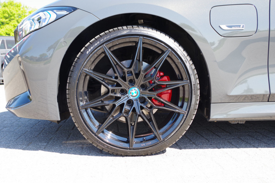BMW 3 Serie Touring 330e xDrive 293 PK M-Sport PHEV, Dravit Grau, Trekhaak, Memory, Head-Up
