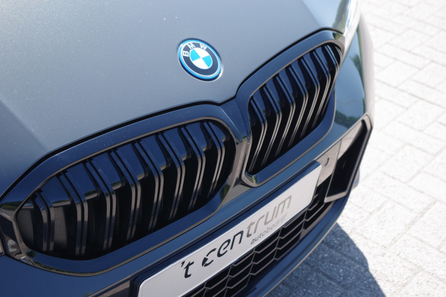 BMW 3 Serie Touring 330e xDrive 293 PK M-Sport PHEV, Dravit Grau, Trekhaak, Memory, Head-Up