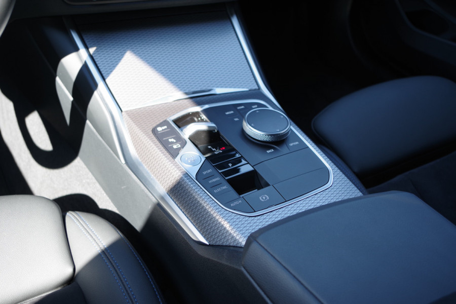 BMW 3 Serie Touring 330e xDrive 293 PK M-Sport PHEV, Dravit Grau, Trekhaak, Memory, Head-Up