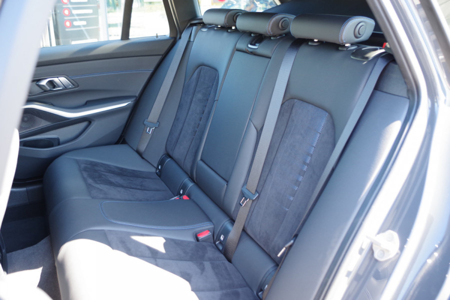 BMW 3 Serie Touring 330e xDrive 293 PK M-Sport PHEV, Dravit Grau, Trekhaak, Memory, Head-Up