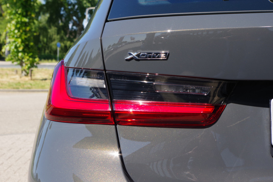 BMW 3 Serie Touring 330e xDrive 293 PK M-Sport PHEV, Dravit Grau, Trekhaak, Memory, Head-Up