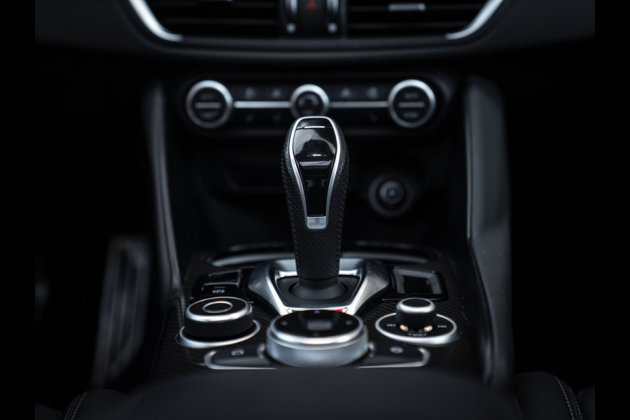 Alfa Romeo Giulia 2.0T 280pk Veloce Ti Q2 | Pano-dak | 1e eigenaar | Blu Montecarlo | Race-mode