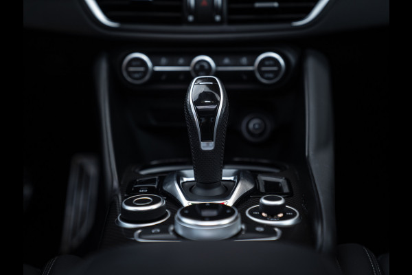 Alfa Romeo Giulia 2.0T 280pk Veloce Ti Q2 | Pano-dak | 1e eigenaar | Blu Montecarlo | Race-mode