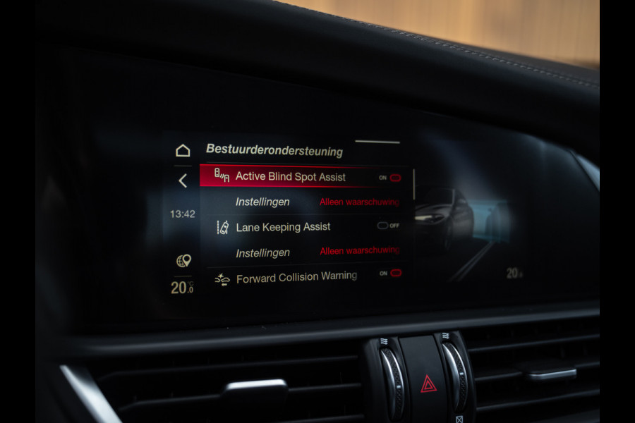 Alfa Romeo Giulia 2.0T 280pk Veloce Ti Q2 | Pano-dak | 1e eigenaar | Blu Montecarlo | Race-mode