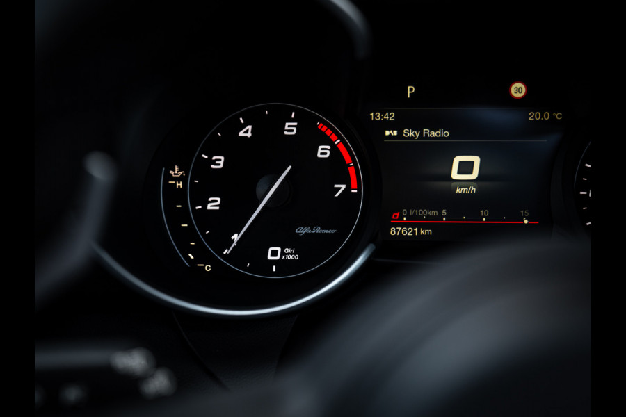 Alfa Romeo Giulia 2.0T 280pk Veloce Ti Q2 | Pano-dak | 1e eigenaar | Blu Montecarlo | Race-mode