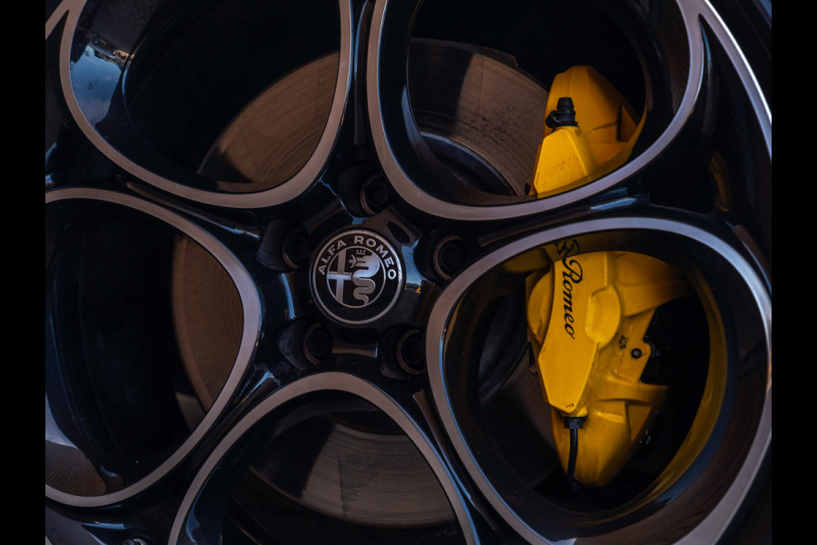 Alfa Romeo Giulia 2.0T 280pk Veloce Ti Q2 | Pano-dak | 1e eigenaar | Blu Montecarlo | Race-mode