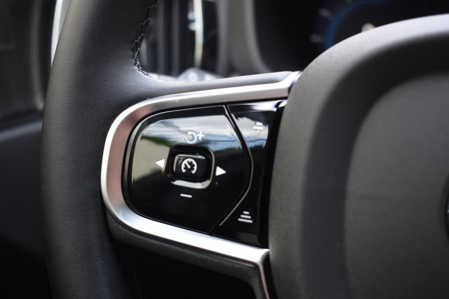 Volvo XC60 T8 455PK Automaat AWD Plus Dark / Adaptieve cruise control / Harman Kardon / BLIS / Panoramadak / Apple carplay  / Elektrische achterklep / 360 Camera / Elektrische stoelen met geheugen / Stoel en stuurwielverwarming / 21” velgen /