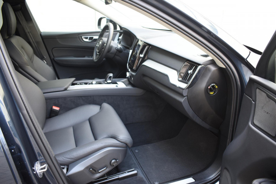 Volvo XC60 T8 455PK Automaat AWD Plus Dark / Adaptieve cruise control / Harman Kardon / BLIS / Panoramadak / Apple carplay  / Elektrische achterklep / 360 Camera / Elektrische stoelen met geheugen / Stoel en stuurwielverwarming / 21” velgen /
