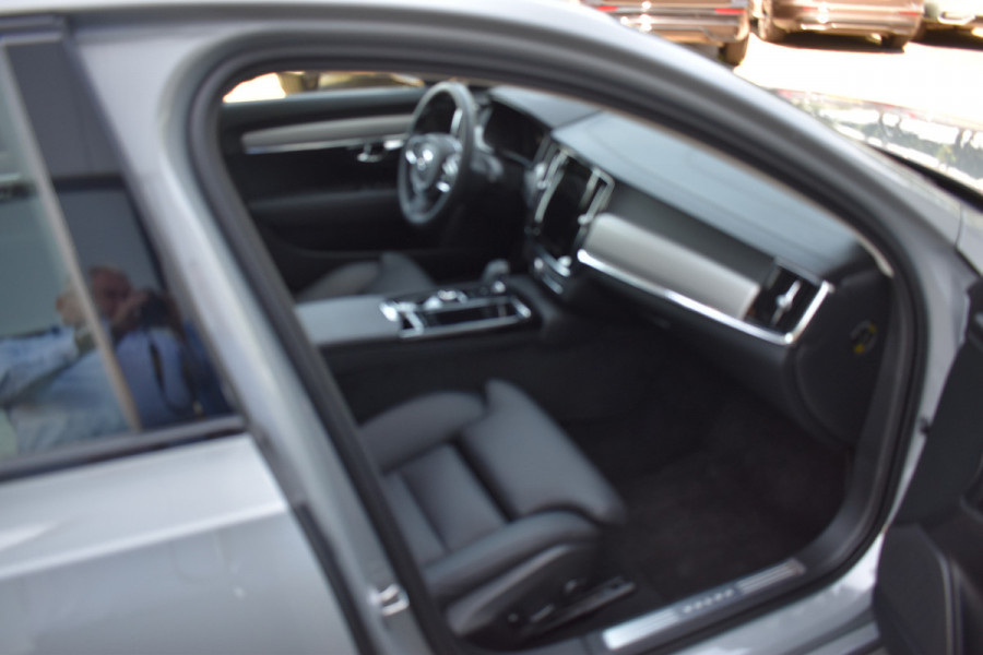 Volvo V90 T6 350 PK Plug-in hybrid AWD Ultra Dark Trekhaak | HUD | H&K | 360 Camera | Pano Dak | Leer