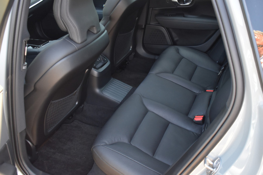Volvo V90 T6 350 PK Plug-in hybrid AWD Ultra Dark Trekhaak | HUD | H&K | 360 Camera | Pano Dak | Leer