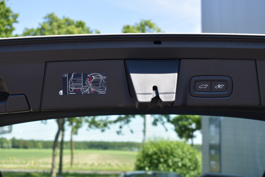 Volvo V90 T6 350 PK Plug-in hybrid AWD Ultra Dark Trekhaak | HUD | H&K | 360 Camera | Pano Dak | Leer