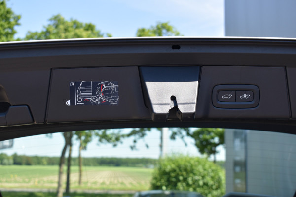 Volvo V90 T6 350 PK Plug-in hybrid AWD Ultra Dark Trekhaak | HUD | H&K | 360 Camera | Pano Dak | Leer