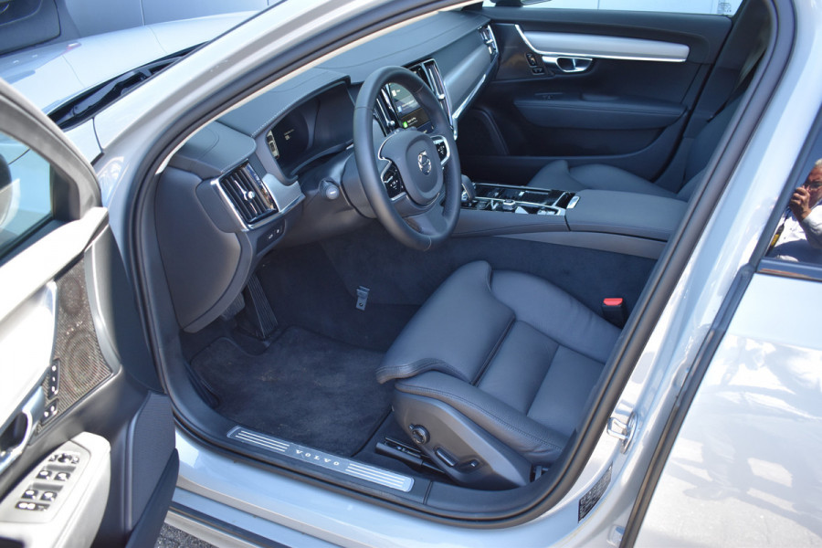 Volvo V90 T6 350 PK Plug-in hybrid AWD Ultra Dark Trekhaak | HUD | H&K | 360 Camera | Pano Dak | Leer