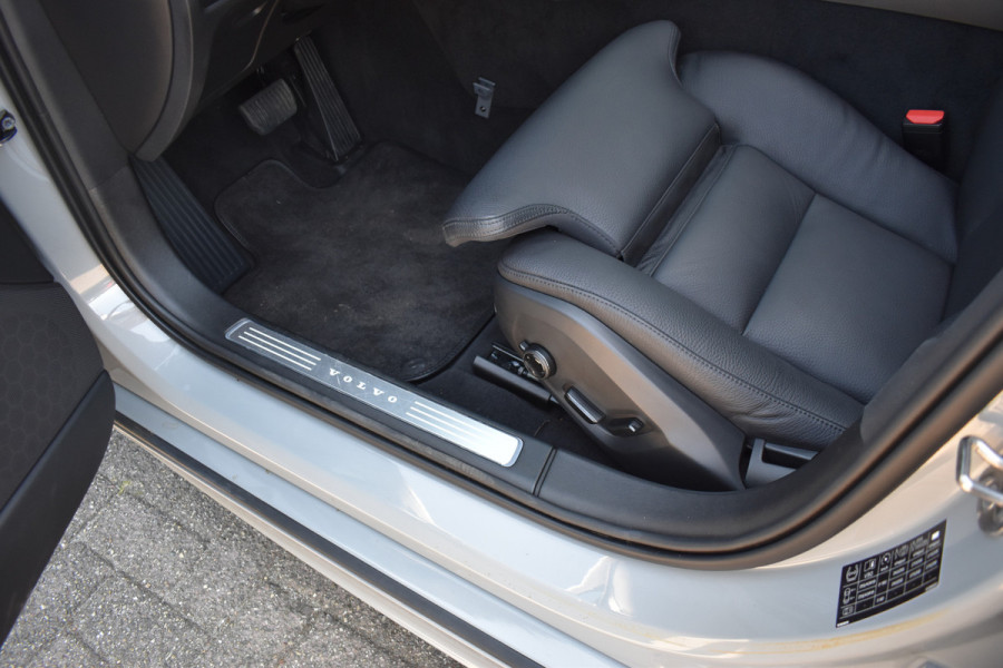Volvo V90 T6 350 PK Plug-in hybrid AWD Ultra Dark Trekhaak | HUD | H&K | 360 Camera | Pano Dak | Leer