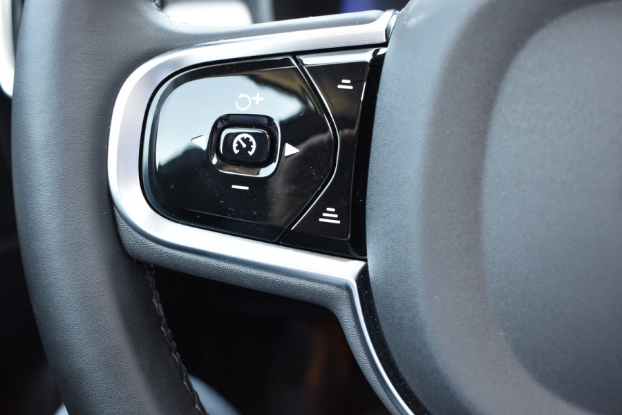 Volvo V90 T6 350 PK Plug-in hybrid AWD Ultra Dark Trekhaak | HUD | H&K | 360 Camera | Pano Dak | Leer