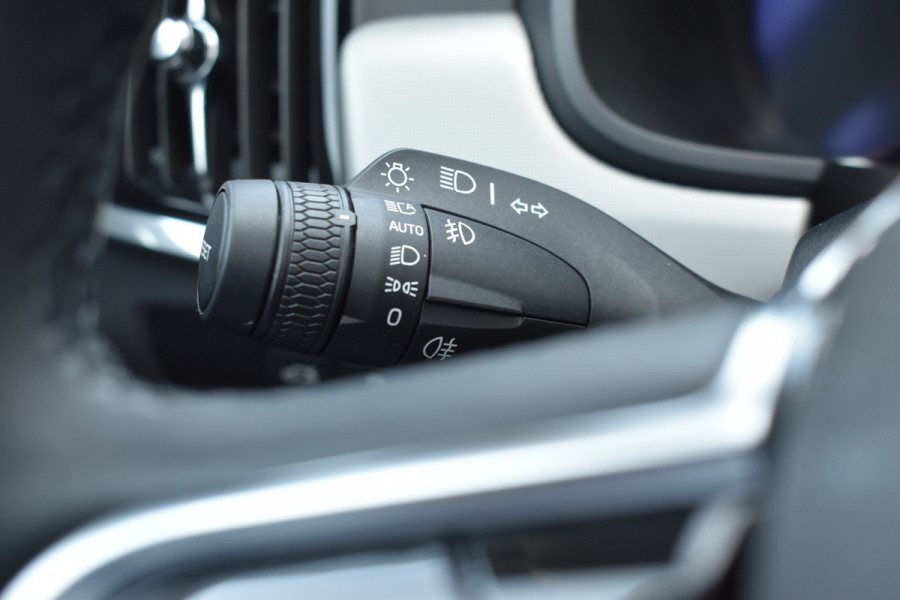 Volvo V90 T6 350 PK Plug-in hybrid AWD Ultra Dark Trekhaak | HUD | H&K | 360 Camera | Pano Dak | Leer