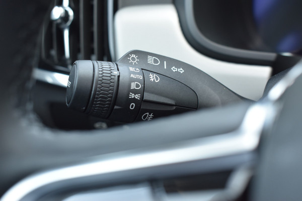 Volvo V90 T6 350 PK Plug-in hybrid AWD Ultra Dark Trekhaak | HUD | H&K | 360 Camera | Pano Dak | Leer