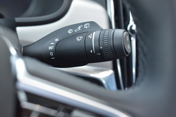 Volvo V90 T6 350 PK Plug-in hybrid AWD Ultra Dark Trekhaak | HUD | H&K | 360 Camera | Pano Dak | Leer