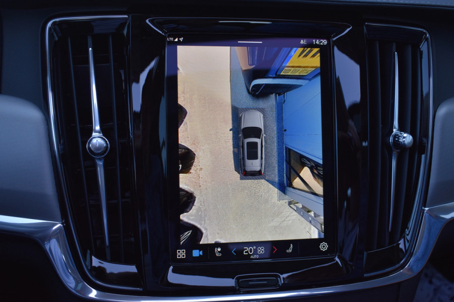 Volvo V90 T6 350 PK Plug-in hybrid AWD Ultra Dark Trekhaak | HUD | H&K | 360 Camera | Pano Dak | Leer