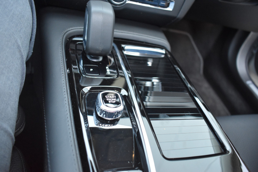 Volvo V90 T6 350 PK Plug-in hybrid AWD Ultra Dark Trekhaak | HUD | H&K | 360 Camera | Pano Dak | Leer
