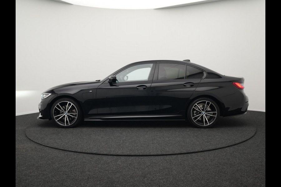 BMW 3-serie 320e M Sport Shadow Plug In Hybrid PHEV | Alcantara Sportstoelen Verwarmd | Sfeerverlichting | 19"L.M | Virtual | Apple Carplay | DAB | Navi Full Map |