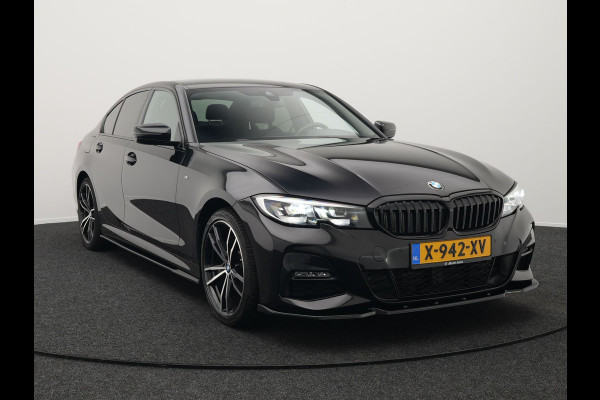 BMW 3-serie 320e M Sport Shadow Plug In Hybrid PHEV | Alcantara Sportstoelen Verwarmd | Sfeerverlichting | 19"L.M | Virtual | Apple Carplay | DAB | Navi Full Map |
