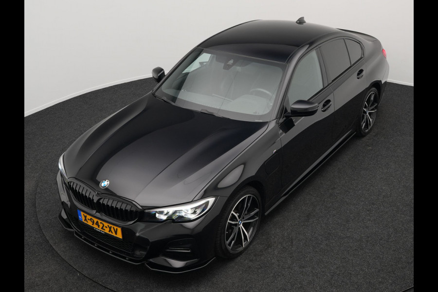 BMW 3-serie 320e M Sport Shadow Plug In Hybrid PHEV | Alcantara Sportstoelen Verwarmd | Sfeerverlichting | 19"L.M | Virtual | Apple Carplay | DAB | Navi Full Map |