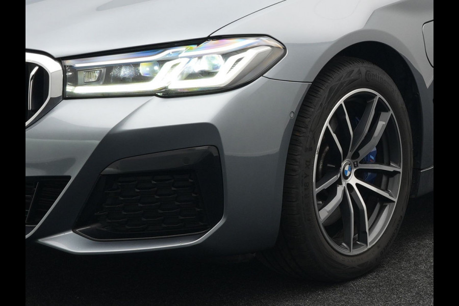 BMW 5 Serie Touring 530e xDrive M-Sport Plug In Hybrid PHEV | Head Up | Laser LED | Trekhaak af Fabriek | Elektrische Lederen Sportstoelen | Sfeerverlichting